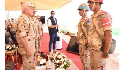 رئيس الأركان يشهد المرحلة الرئيسية للمشروع التكتيكى بجنود ذي جانبين  