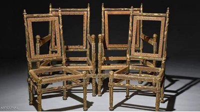 بيع 4 كراسي خشبية مكسورة  مقابل أكثر من مليون دولار