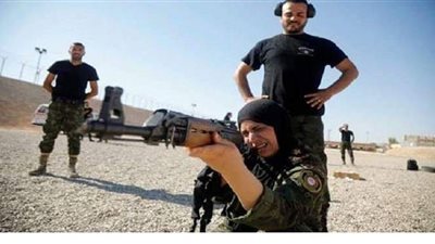 فلسطينية تدرب الجنود على إطلاق النار | صور