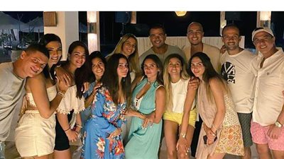 حملها على ظهره.. دينا الشربيني تتصدر 