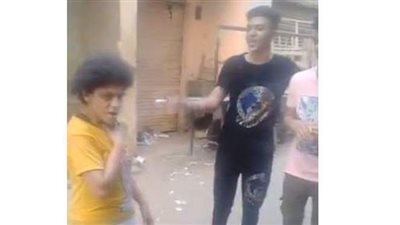 مأساة جديدة: شاب يتنمر بفتاة معاقة.. ونشطاء: من أمن العقوبة أساء الأدب | فيديو