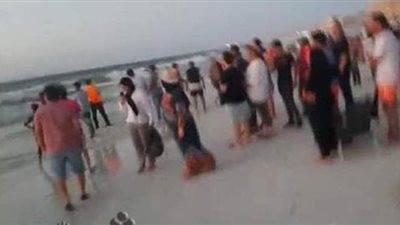 توافد العشرات على شواطئ الإسكندرية رغم غلقها | صور