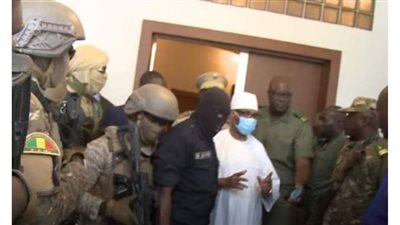 لحظة اعتقال رئيس مالي عقب انقلاب عسكري | فيديو