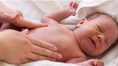 ٧ علامات للمغص عند الأطفال تستلزم استشارة الطبيب