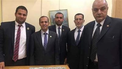 ضبط  ١٦٣ ألف دولار بين طيات ملابس راكب بمطار القاهرة