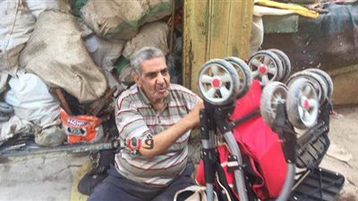 ذهب البصر و بقيت البصيرة.. حكاية سبعينى كفيف بالمنصورة يُصلح عربات الأطفال | فيديو وصور