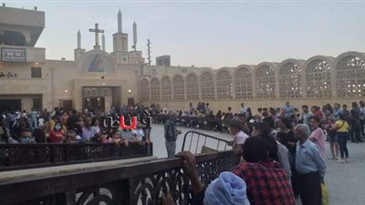 بالترانيم.. آلاف الأقباط يشاركون في احتفالات دير العذراء بدرنكة| فيديو وصور