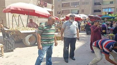 فض سوق للباعة الجائلين بالخانكة حفاظا على صحة المواطنين