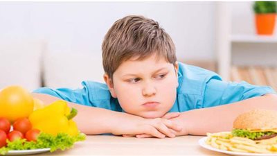 كيف يكون الأهالي سبب رئيسي في إصابة أطفالهم بالسمنة؟