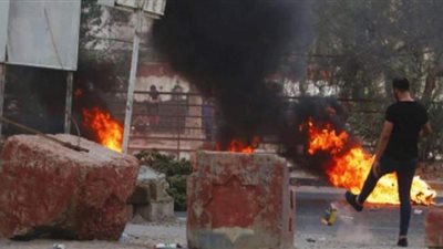 متظاهرون عراقيون يحرقون مكتب مجلس النواب في البصرة