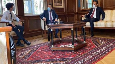 سفير مصر بالنمسا يكرم الطفل ميسرة مقلد  بعد حديث الصحافة النمساوية عنه