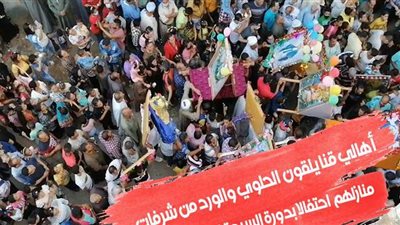 أهالي قنا يلقون الحلوى والورد من شرفات منازلهم احتفالًا بدورة السيدة العذراء | فيديو