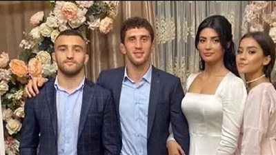 تلقى فيديوهات لها في أوضاع فاضحة.. مصارع روسي شهير يطرد عروسه من حفل الزفاف | فيديو