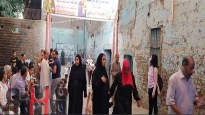 مسلمات يشاركن الأقباط  الليلة الختامية لمولد العذراء في قنا | صور