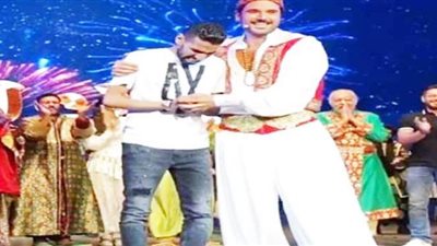 في مشهد مؤثر.. بكاء مؤمن زكريا على خشبة مسرحية 