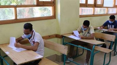 ١١٠ آلاف و٩٠٠ طالب وطالبة يؤدون امتحان اللغة العربية بالدور الثاني بالثانوية العامة