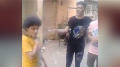 قانوني يطالب بالقبض على شاب يتنمر بفتاة معاقة.. ونشر فيديو على 