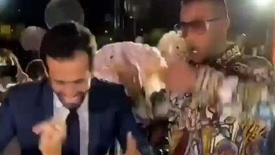 محمد رمضان يرقص على أغنيته 