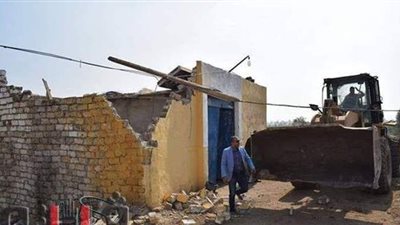 إزالة حالتى تعد بالبناء على أرض زراعية  في المنيا