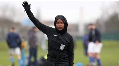 أول صومالية مسلمة محجبة في تجربة التحكيم بالدوري الإنجليزي | فيديو