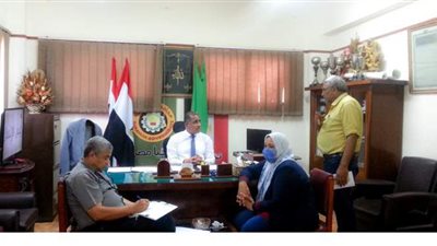 رئيس حى غرب المنصورة الجديد يجتمع بمديرى الإدارات