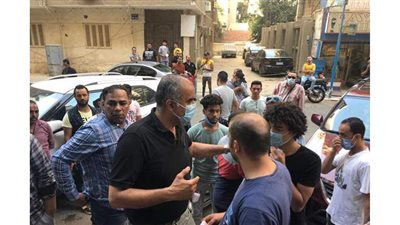 رئيس حي الدقي يتفقد شارع مصدق وينظم انتظار المواطنين أمام أحد المراكز