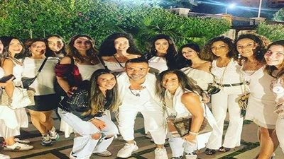 بالملابس البيضاء .. أحمد سعد يحتفل بعيد ميلاده برفقة خطيبته الجديدة