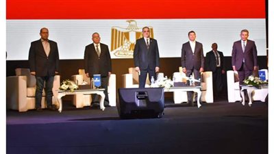 وزير  الشباب والرياضة يفتتح مجمع حمامات السباحة بنادي الشمس