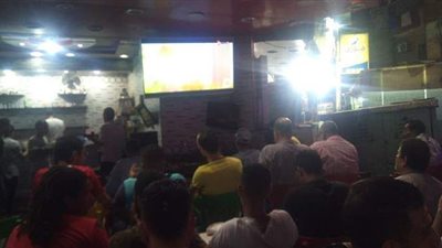 مقاهي القاهرة تزدحم بالمواطنين لمشاهدة مباراة القمة 120 | صور