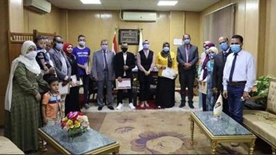 نائب محافظ الوادي الجديد تكرم أوائل الثانوية العامة