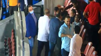 لقاء مجلسي الأهلي والزمالك في المدرجات بعد انتهاء الشوط الأول | فيديو