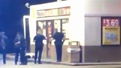 للمرة الثانية.. الشرطة الأمريكية تقتل رجلًا أسمر البشرة بالرصاص خلال محاولة احتجازه | فيديو