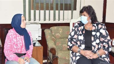 وزيرة الثقافة تستقبل بائعة التين وتدعمها بمنحة مجانية بمركز تنمية المواهب
