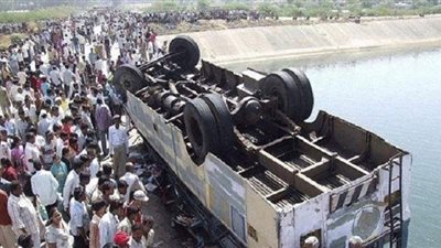 مقتل 2 وإصابة 36 آخرون جراء انقلاب حافلة بوسط الهند