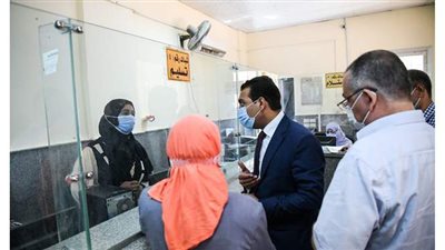 نائب محافظ قنا يتابع سير العمل بالمراكز التكنولوجية | صور