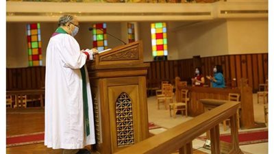 رئيس الأسقفية يصلي أول قداس أحد بعد فتح الكنائس للرعايا الأجانب