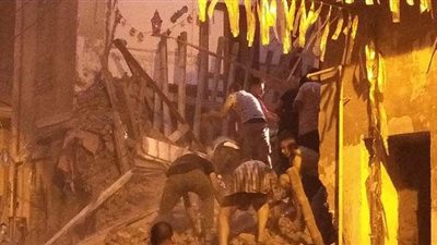 فرض كردون أمني حول منزل طنطا المنهار وبدء إزالة الأنقاض | صور