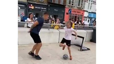 لاعبة كرة صغيرة السن تبهر متابعيها بمهاراتها | فيديو