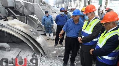 محافظ قنا يتفقد خطوط إنتاج مجمع مصانع الألومنيوم | صور
