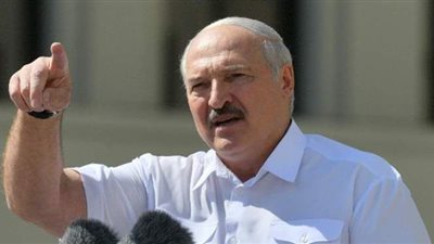 لوكاشينكو يثير الجدل  بعد ظهوره مرتديا سترة واقية من الرصاص ويحمل سلاحا| فيديو