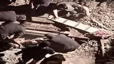 ننشر صور إنقاذ أحد ضحايا عقار طنطا المنهار