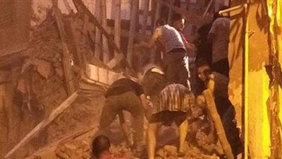 على ضوء الموبايلات.. استمرار عملية رفع أنقاض المنزل المنهار بطنطا
