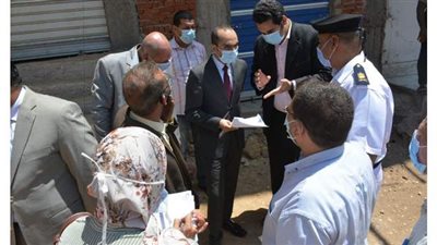 نائب محافظ سوهاج يراجع  تراخيص  المنشآت والمباني  بمدينة المراغة