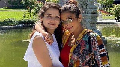 أصالة وابنتها تستمتعان بوقتهما في رحلة ساحلية