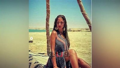 ريم مصطفى تقضي الإجازة الصيفية بصورة جديدة على البحر