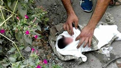 العثور على طفل رضيع ملقى بمدخل عقار في طنطا