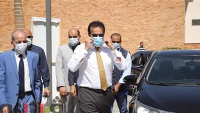 وزير التعليم العالي يتفقد معامل تنسيق الثانوية العامة بجامعة عين شمس | فيديو وصور