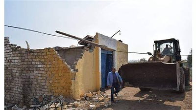 إزالة 9 حالات تعد علي الأراضي الزراعية بمطاى المنيا