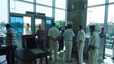 ضبط راكبين مصريين حاولا تهريب نقد أجنبي بمطار القاهرة | صور