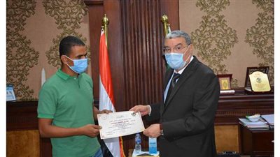 محافظ المنيا يكرم موظف بمرسى بني حسن لانقاذه 3 أشخاص من الغرق